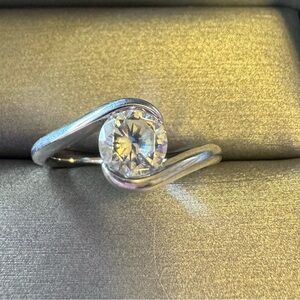 Elegant Silver Ring with Crystal Accent